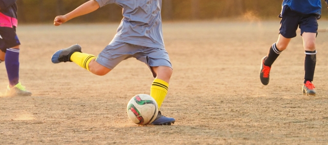 サッカー ロングキックの蹴り方と3つのコツ ジュニアサッカーの上達練習指導法