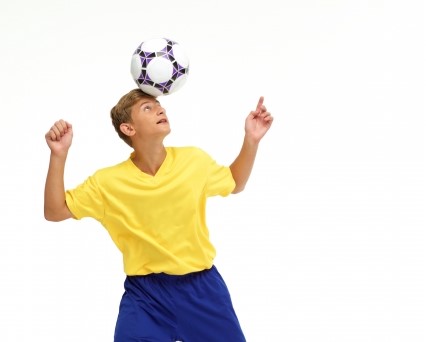 少年サッカーにおけるヘディングの位置づけ ジュニアサッカーの上達練習指導法