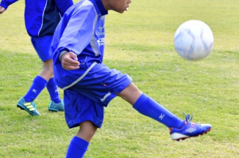 導入の導入として行う練習メニュー 上にボールを投げてトラップする とは ジュニアサッカーの上達練習指導法